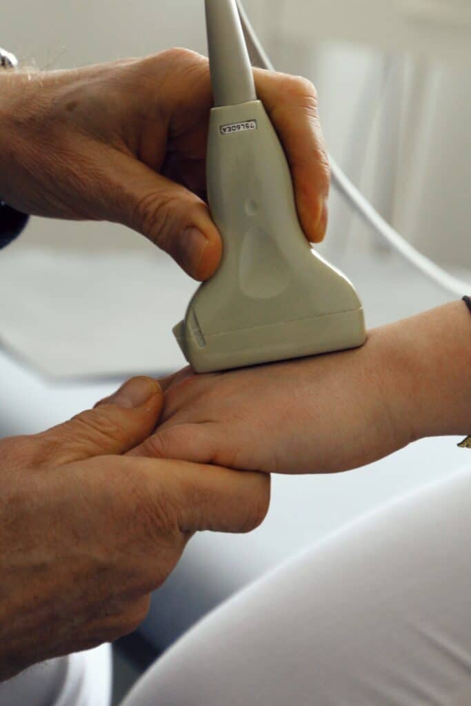 Ultraschalluntersuchung des Handgelenks bei Orthopädie Landwehr-Pal Zs.
