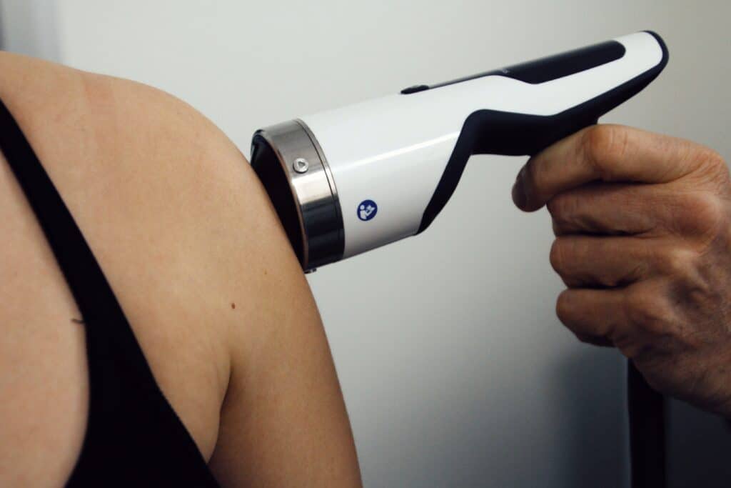 Arzt führt Ultraschalluntersuchung an Schulter durch.