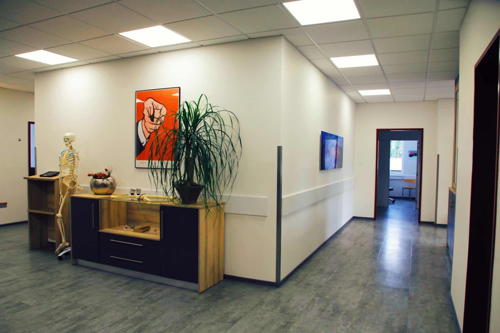 Modernes Wartezimmer in orthopädischer Praxis.