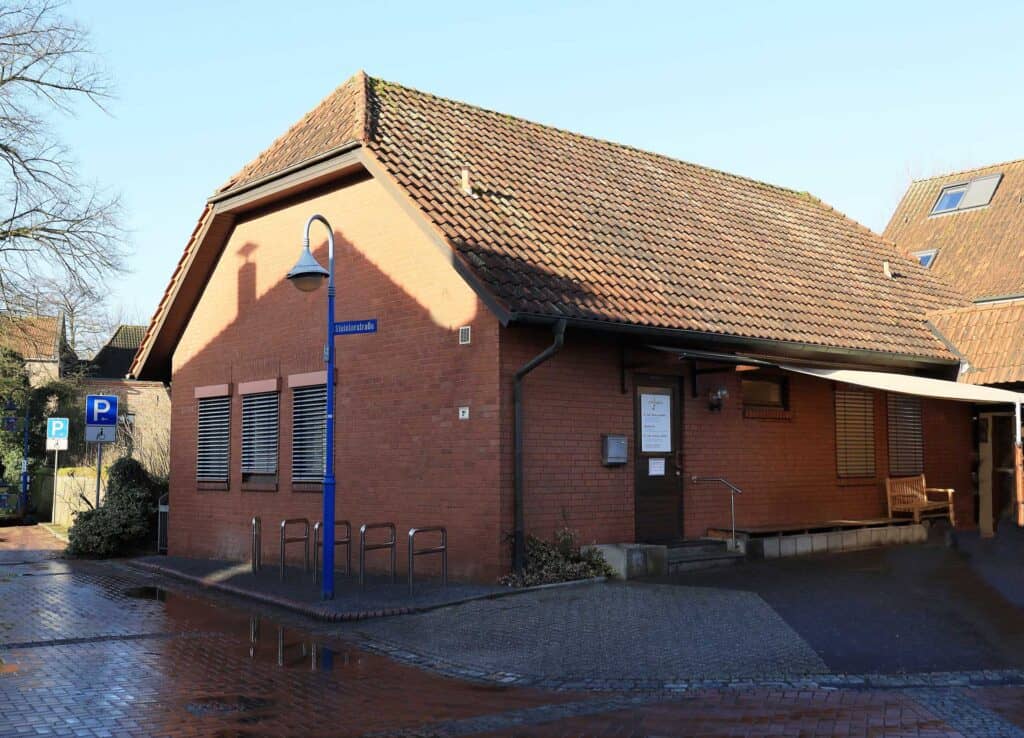 Orthopädie Praxis in Dorsten mit rotem Ziegelgebäude.