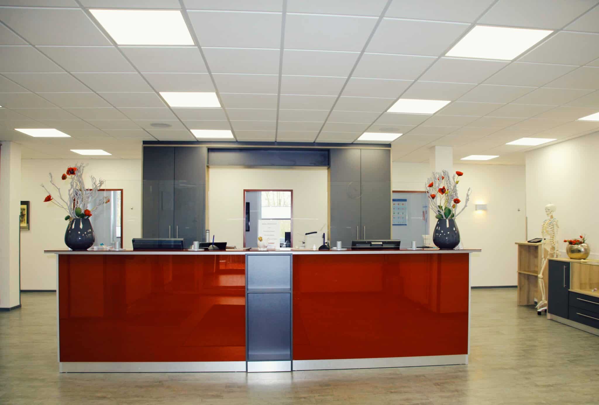 Modernes Empfangsbereich in der Orthopädie Praxis.