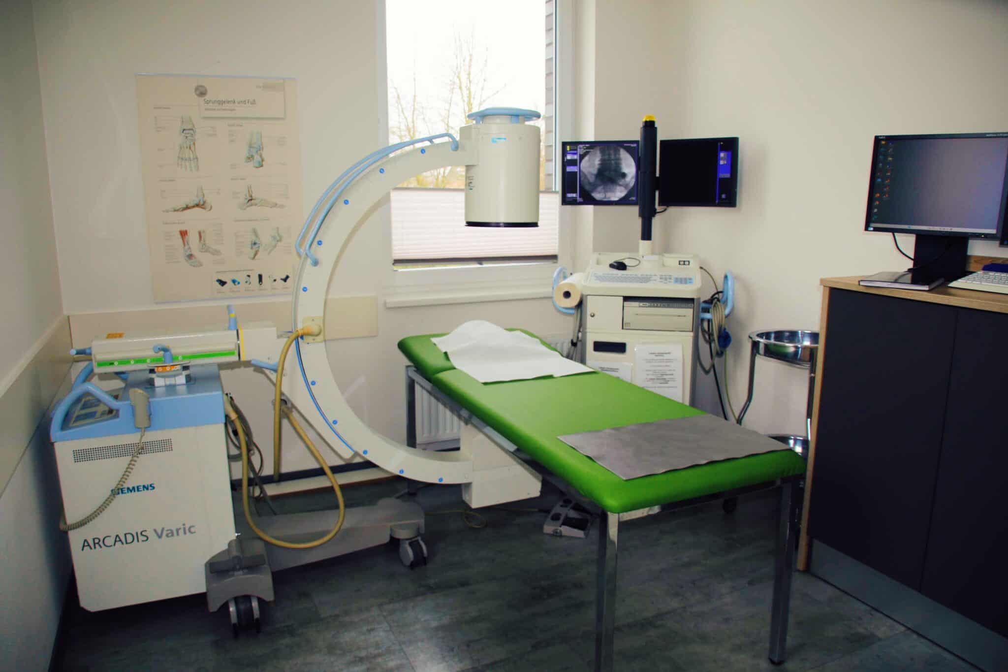 Behandlungsraum mit medizinischer Ausrüstung.