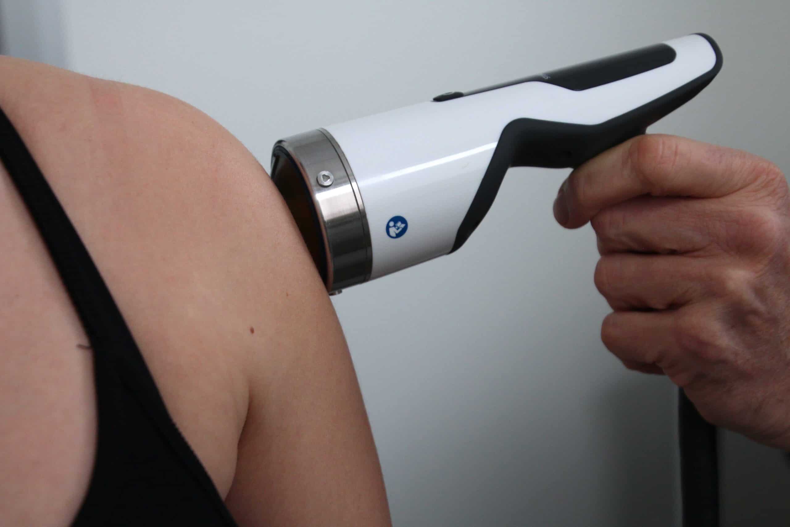 Laserbehandlung bei Schulterbeschwerden in der Orthopädie.