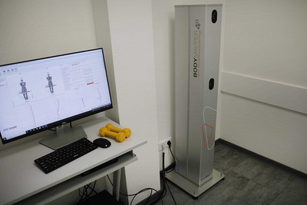 Modernes Körperanalysegerät in der orthopädischen Praxis.