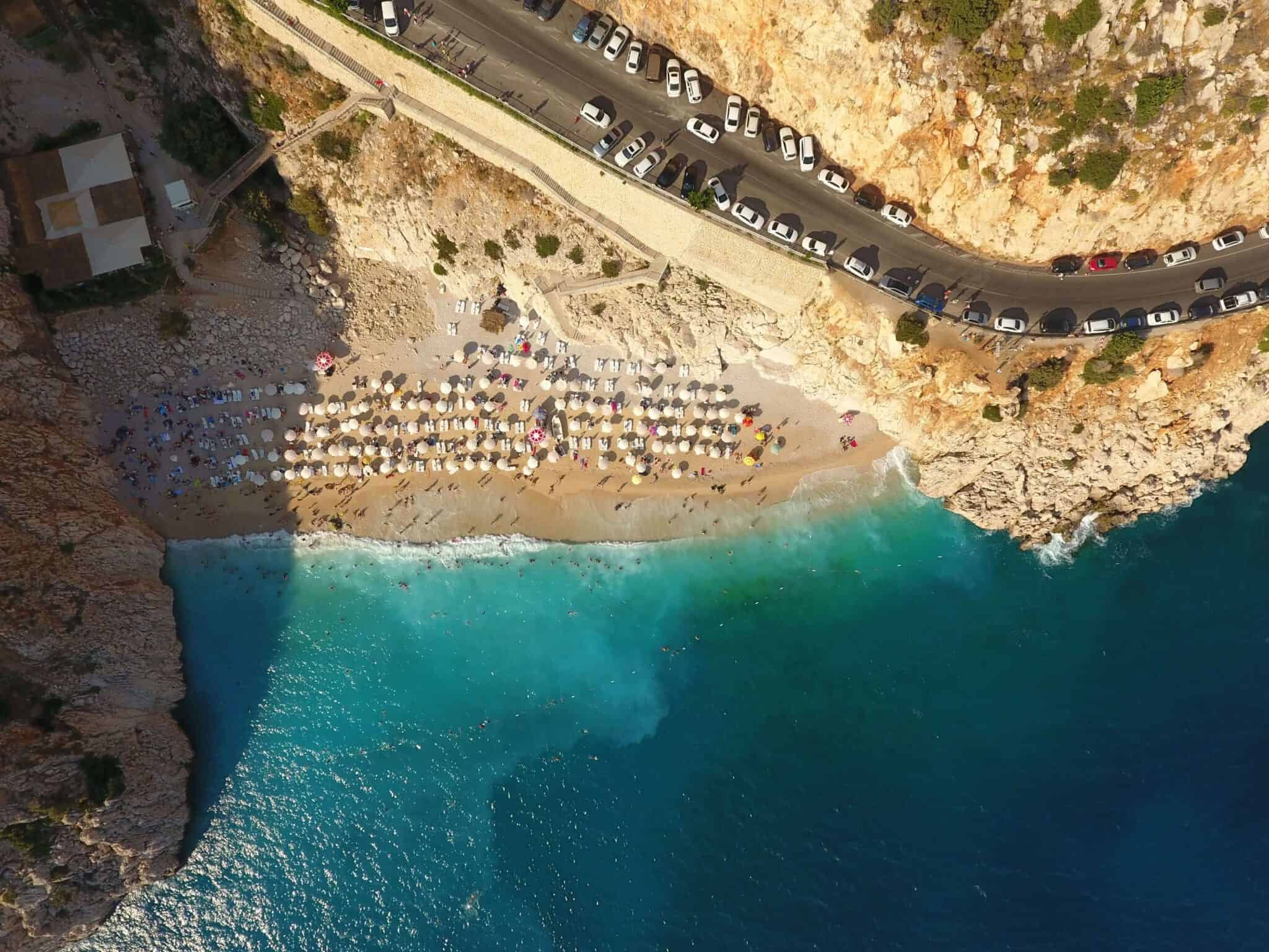 Badebucht mit türkisblauen Wasser und Strand aus der Vogelperspektive